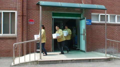 지난 18일 코레일(한국철도공사) 강원지사 직원들이 전시상황에서 화재발생에 대비한 문서반출 훈련을 시행했다.