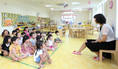 19일 개원한 구미시 「시립천생어린이집」에서 어린이들이 수업을 받고 있는 모습.