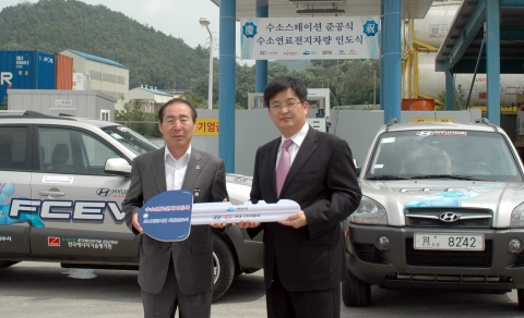 장태종 여수시청 복지환경국장(좌측), 임태원 현대∙기아차 연료전지개발실장(우측)