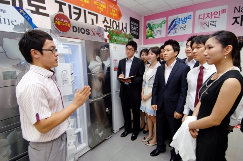 LG전자 HA(Home Appliance)사업본부 마케팅 인턴들이 20일 서울 대치동 LG베스트숍 대치점을 방문, 고객 및 판매원과 인터뷰를 통해 고객 인사이트 발굴에 나섰다.