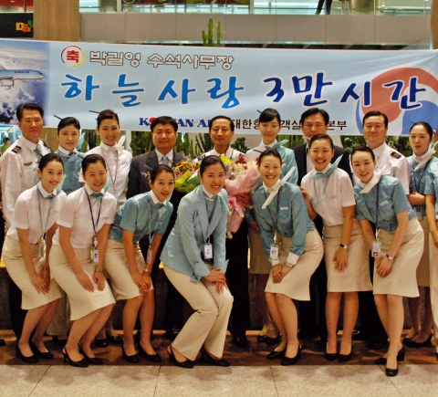 박길영 수석사무장 (뒷줄 왼쪽에서 다섯번째)이 객실승무본부 임직원들과 함께 기념사진 촬영을 위한 포즈를 취하고 있다.