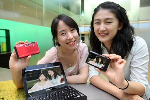 KT는 무선랜(WiFi) 기능이 내장된 삼성 디지털카메라 VLUU ST1000에서 찍은 사진을 바로 전송할 수 있는 네스팟 플레이 서비스를 9월초부터 제공한다.