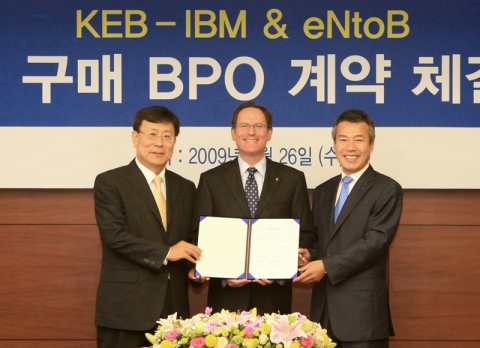 26일 외환은행 본점에서 외환은행장과 한국IBM, 엔투비 사장이 참석한 가운데 구매업무에 대한 BPO 계약을 체결후 기념촬영을 하고 있다.(가운데 외환은행 래리 클레인 은행장, 오