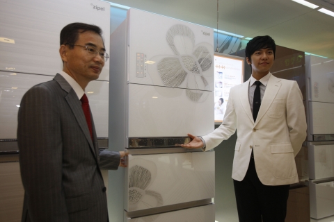 삼성전자가 이번에 출시한 2010년형 지펠 아삭 김치냉장고를 삼성전자 권혁국 생활가전사업부 상무(사진 왼쪽)와 지펠 아삭 김치냉장고 광고모델인 이승기가 소개하고 있다.