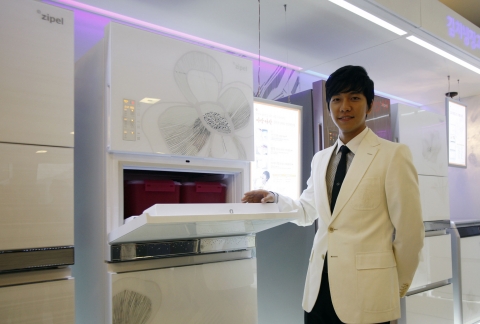 삼성전자가 이번에 출시한 2010년형 지펠 아삭 김치냉장고를 지펠 아삭 김치냉장고 광고모델인 이승기가 소개하고 있다.