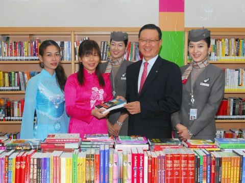 27일 안산시 외국인주민센터내 <안산 다문화작은도서관>에서 열린 안산시 거주 외국인을 위한 모국어 도서 전달식에서 아시아나항공 윤영두 사장(우측 두번째)이 안산시 거주 