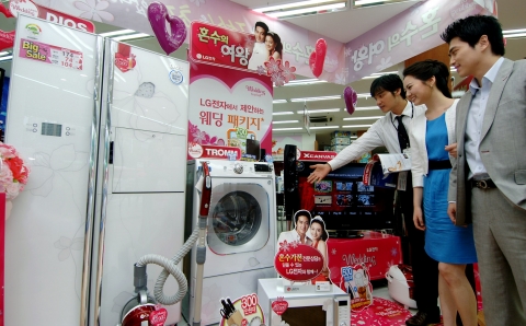 'LG 베스트샵 신도림점'을 찾은 예비 신혼부부가 매장직원(맨 왼쪽)으로부터 혼수가전 상담을 받고 있다. LG전자는 9월 1일부터 10월 31일까지 전국 주요 매