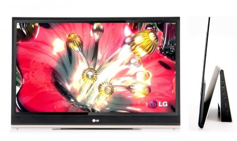 LG전자가 내달 4일 독일 베를린에서 개막하는 IFA 전시회에서 현재까지 상품화된  AM OLED TV 가운데 화면은 가장 크고 두께는 가장 얇은 제품을 선보인다. 두께 3.2 밀