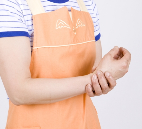 손목을 최대한 구부리거나 펼때 통증이 30초 이내에 느껴진다면 수근관 증후군을 의심해보아야 한다.