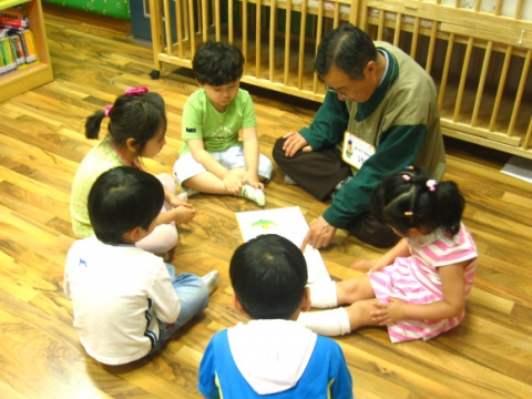 어린이들에게 책을 읽어주시는 '옛이야기 할아버지 할머니'