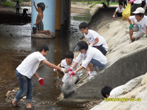 우리도 클린월드운동합니다. 부산 낙동강 지류 대천천에서 실시된 클린월드운동(2009.08.30)
