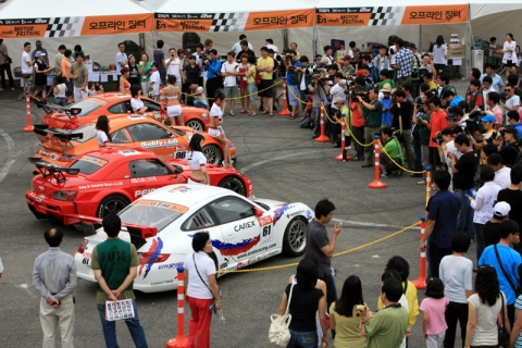 &#039;2009 SK에너지 En-mall GT Masters Series&#039;의 제2전에서 레이싱모델 포토타임