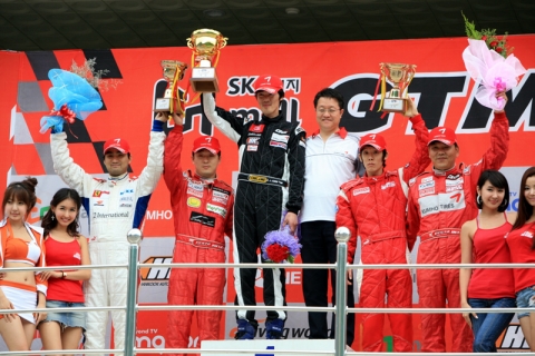 &#039;2009 SK에너지 En-mall GT Masters Series&#039;의 제2전에서 GT클래스 시상식 모습 우승 최성익