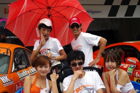 &#039;2009 SK에너지 En-mall GT Masters Series&#039;의 제2전에서 피트워크장 &#039;개그맨의 피는 숨길 수 없어&#039;