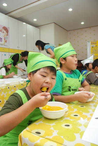 “할아버지 할머니 제가 쑨 호박죽 드세요”