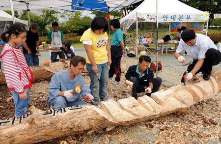 2008년 9월에 열린 제4회 민족예술제 당시 행사장인 울산시 남구 달동 문화공원을 찾은 시민들이 울산민예총 회원들과 함께 장승을 깎고 있다.