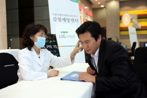 지난 1일, LIG손해보험이 ‘신종플루’ 확산 방지를 위해 본사 사옥에 설치한 ‘신종플루 감염 예방센터’에서 한 임직원이 출근 전 발열 증상 여부를 체크하고 있다.