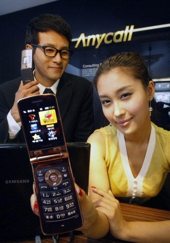 삼성전자가 아몰레드(AMOLED)를 채용한 폴더형 휴대폰 'VVIP폰(SCH-W910)'을 출시했다. 고급스러운 골드와 블랙 컬러 격자 무늬 디자인의 VVIP폰은
