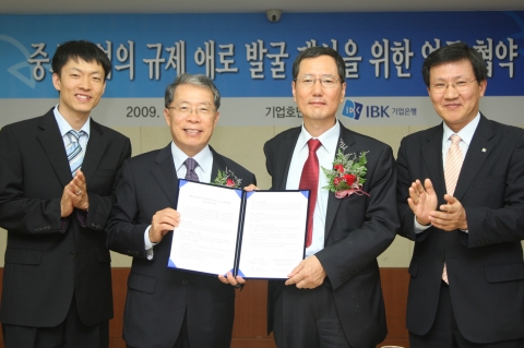 윤용로 기업은행장(사진 왼쪽 2번째)과 이민화 기업호민관(왼쪽 3번째)이 2일 기업은행 본점에서 ‘중소기업 규제 제선을 위한 업무 협약식’을 마치고 기념촬영을 하고 있다.