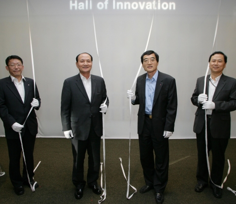 LG전자가 2일 연구개발 중심지인 서초R&D캠퍼스에 '발명의 전당(Hall of Innovation)'을 만들고 제막식 행사를 가졌다. 왼쪽부터 디자인센터장 배원