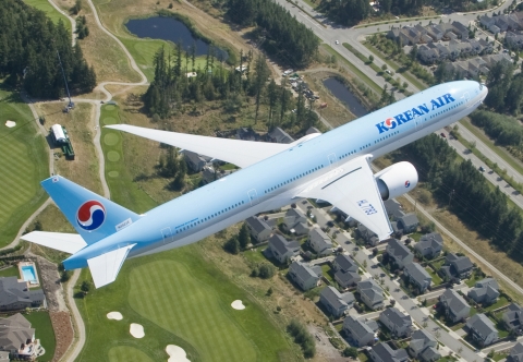 대한항공은 최근 차세대 명품 좌석이 장착된 B777-300ER항공기를 추가로 도입해 9월 5일부터 인천~뉴욕 노선에 투입한다. 사진은 대한항공의 B777-300ER 항공기가 도입되