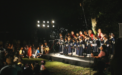 SK브로드밴드는 제주, 경남 하동, 전남 나주 등 전국 6개 시골 학교에서 열리는 ‘2009 찾아가는 가족 콘서트’ 행사를 후원한다. 9월 7일 제주시 애월초등학교 더럭분교에서 열