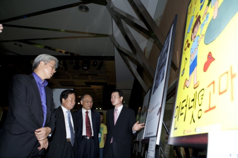 제1회 인터넷 윤리 콘텐츠 공모전에 참석한 주요 인사들이 수상작을 관람하고 있다.(왼쪽부터 형태근 방통위 상임위원, 석호익 KT 부회장, 곽덕훈 한국교육학술정보원장, 박부권 KT문화재단 이사장)