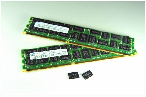 삼성전자가 7월 세계 최초로 양산을 시작한 40나노 2Gb DDR3 D램으로 제작한 서버용 8GB RDIMM 모듈