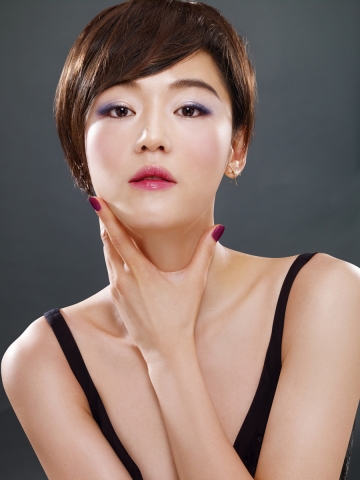 더페이스샵의 올 가을 메이크업 중 플럼 스모키 아이 메이크업의 ‘하프스모키 콜렉션(Half-Smoky Collection) 에지’로 연출한 모델 전지현의 모습.
