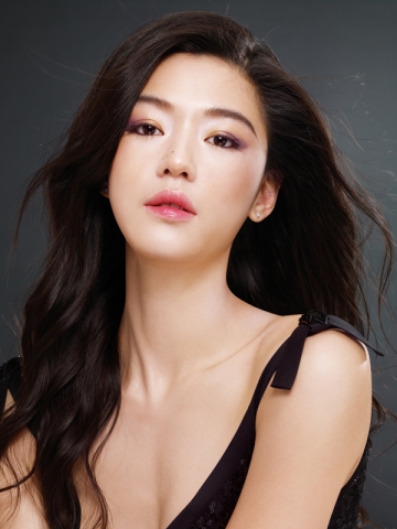 더페이스샵의 올 가을 메이크업 중 플럼과 골드 컬러를 이용한 ‘하프스모키 콜렉션(Half-Smoky Collection) 시크’로 연출한 모델 전지현의 모습.