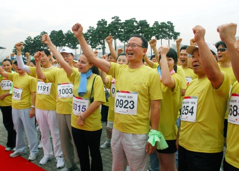 11일 상암 월드컵공원에서 열린 『Cheer Up! 2009』마라톤 대회에서 아시아나항공 윤영두 사장(사진 가운데)과 아시아나 임직원들이 행사 시작에 앞서 힘찬 파이팅을 외치고 있