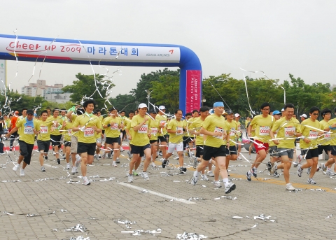 11일 상암 월드컵공원에서 열린 『Cheer Up! 2009』마라톤 대회에 참가한 아시아나항공 임직원들이 힘차게 출발하고 있다.
