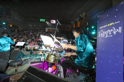 현대자동차가 세종문화회관과 제휴,『현대차 H·art와 함께 하는 2009 가을 세종별밤축제』와 신형 쏘나타 신차발표회와 음악공연을 연계한『쏘나타 콘서트 With 세종센터』공연 등 
