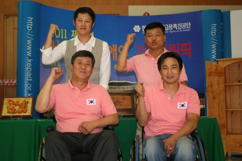 왼쪽 위부터 시계방향으로/가구제작부문 금메달 금동학선수/양장부문 오기환선수/목공예부문 금메달 김민재선수/건축CAD부문 장려 김기선선수
