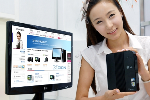 LG전자 모델이 초소형 크기로 뛰어난 그래픽 성능을 갖춘 신개념 데스크 PC 'XPION MINI X30'을 선보이고 있다.