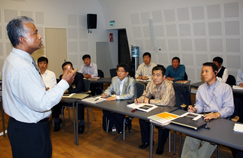 현지시각 16일 LG전자 노경대표가 핀란드 헬싱키 대학에서 바수(Somnath Basu) 교수의 '세계경제전망' 특강을 듣고 있다. 앞줄 오른쪽 첫 번째 김영기 