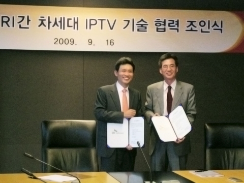 ETRI 방송통신융합연구분 안치득 소장(사진에서 오른쪽)과 SK텔레콤 네트워크기술원 변재완 원장(사진에서 왼쪽)이 차세대 모바일 IPTV 기술 협력 조인식 후 함께 협력을 다짐하는