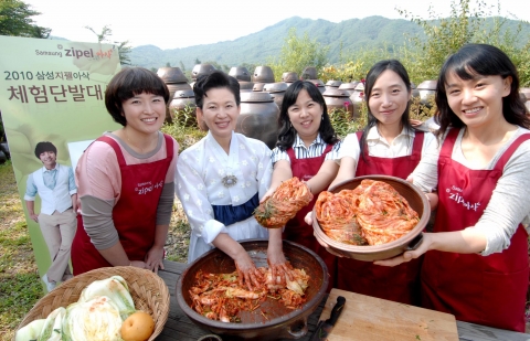 삼성 지펠 아삭 김치냉장고 체험단에 뽑힌 주부들이 17일 남양주 봉우리 김치문화원에서 열린 체험단 발대식 행사에서 김치전문가 이하연 선생과 함께 맛있는 김치를 직접 담가 보는 시간
