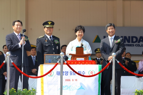 해양경찰청 윤혁수 차장(왼쪽 두번째)과 스폰서로 나선 부인 김영희 여사(왼쪽 세번째), 현대중공업 최길선 사장(오른쪽)