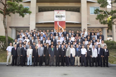 SK브로드밴드는 경기도 안성에 소재한 연수원에서 지역 내 마케팅과 CV의 허브 역할을 수행하는 ‘행복센터’ 출범식을 개최했다고 20일 밝혔다. ‘행복센터’ 출범식에 참석한 전국 9