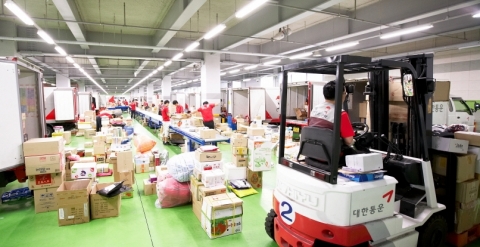 21일 아침 수북이 쌓인 선물택배물량을 처리하느라 분주한 대한통운 서울 가산동터미널 분류장