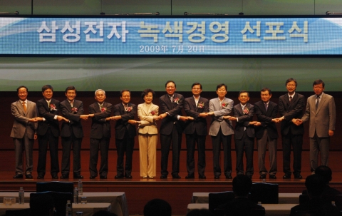 7월 20일 삼성전자 서초사옥에서 삼성전자가 지구환경 보호와 적극적인 녹색 성장 추진을 위한 
녹색경영 비전과 전략을 공유하는 '녹색경영 선포식'을 실시했다.