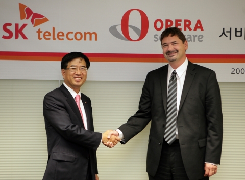 악수하는 SK텔레콤 배준동 마케팅부문장과 Opera Software CEO Jon S. von Tetzchner (욘 본 테츠너)