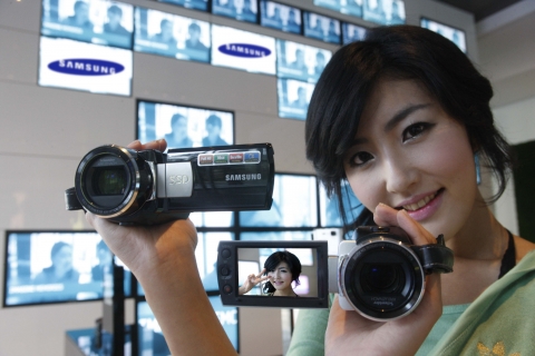삼성전자, 65배 줌 32GB SSD 캠코더 출시