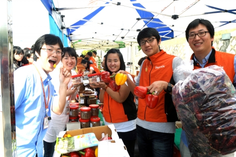 지난 24일(木)부터 하이닉스반도체 사업장에서 열린 추석맞이 직거래장터에서 임직원들이 자매결연 마을의 특산물을 구매하고 있다.