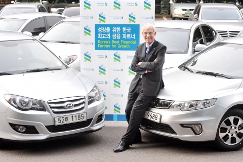 하이브리드 카 차량 두대 중앙에서 포즈를 취한 데이비드 에드워즈 한국스탠다드차타드 대표이사