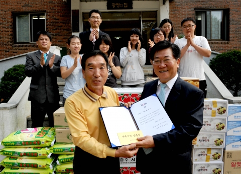 현대모비스 직원들이 경기도 양주시 장흥면에 위치한 광명보육원을 찾아 우리농산물과 재래시장상품권을 전달하고 있는 모습.