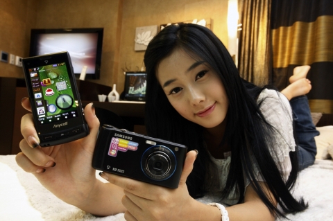 삼성전자가 1,200만 화소에 꿈의 화질인 WVGA(800×480) 아몰레드를 탑재한 풀터치폰 '아몰레드 12M (SCH-W880)'을 국내에 출시한다. 