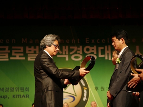 2009년 9월 29일 그랜드힐튼 서울 컨벤션센터에서 열린 제 8회 글로벌녹생경영대상 시상식에서 박철휘 대통령 직속 녹색성장위원회 민간 위원(좌) 이 한국타이어 고객관리담당 강종인