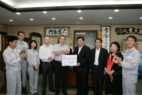 지난 29일, 오드펠사 프로젝트 매니저 클랩스빅 하콘과 안전 담당자 잉거브리슨 아틀레씨, 대우조선해양 관계자들은 거제시청 김한겸 시장을 방문한 가운데 지역 다문화가정을 돕기 위한 